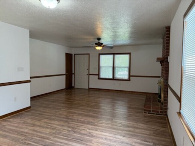 Building Photo - 3 Bedroom 2 Bath Rancher in Mechanicsville!