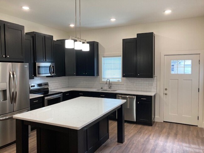 Foto del edificio - Modern 3-Bedroom, 2-Bathroom Duplex in Pri...