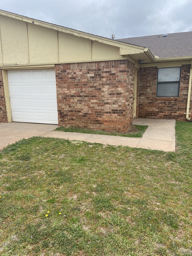 front of duplex - 125 Cripple Creek Ln