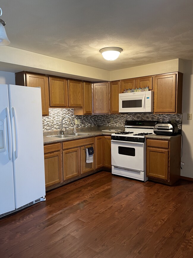 Large eat-in kitchen. - 3224 Joel Dr