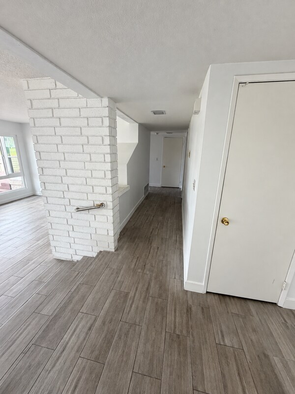 Building Photo - 10 Cove