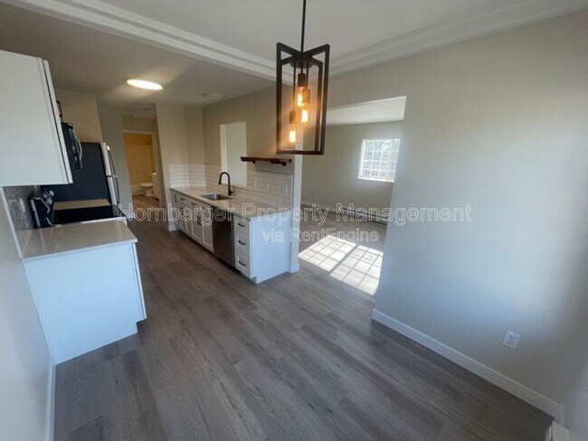 Foto del edificio - 1924 N Crestline St