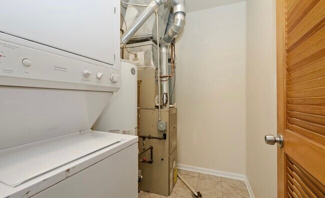 Building Photo - 1431 W 108th St