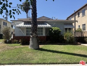 Building Photo - 1935 N Hollywood Way