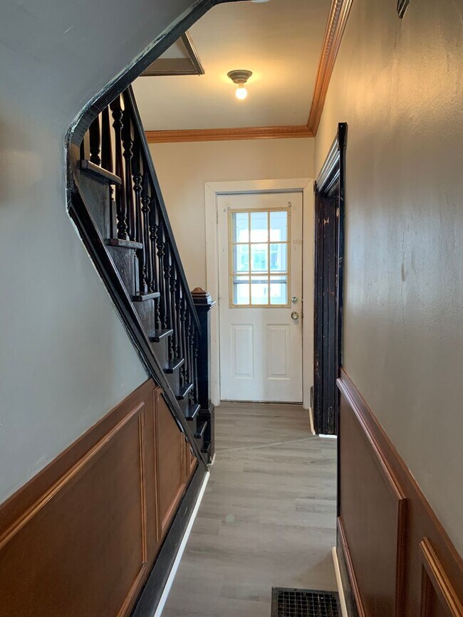 Building Photo - CONTRACT PENDING!! Spacious single family ...