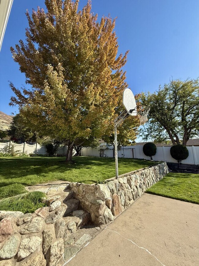 Foto del edificio - Charming 4-Bedroom Home in the Heart of Ce...