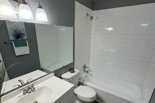 Foto del edificio - Kingswood Court Apartments