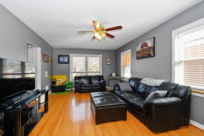 Foto del edificio - 5622 N Kenneth Ave