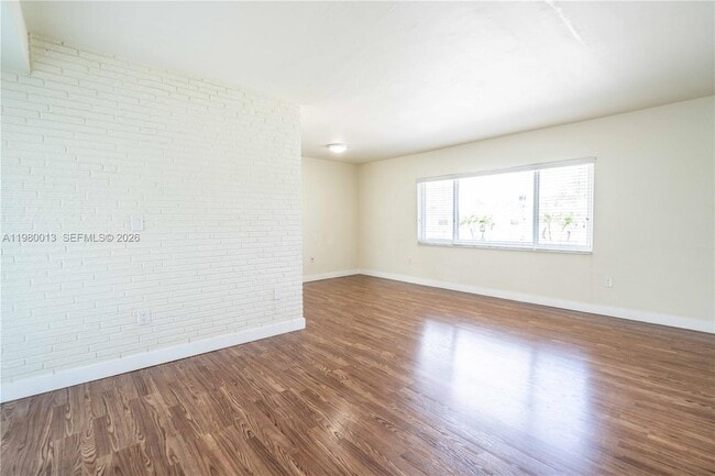 Building Photo - 1940 Biarritz Dr