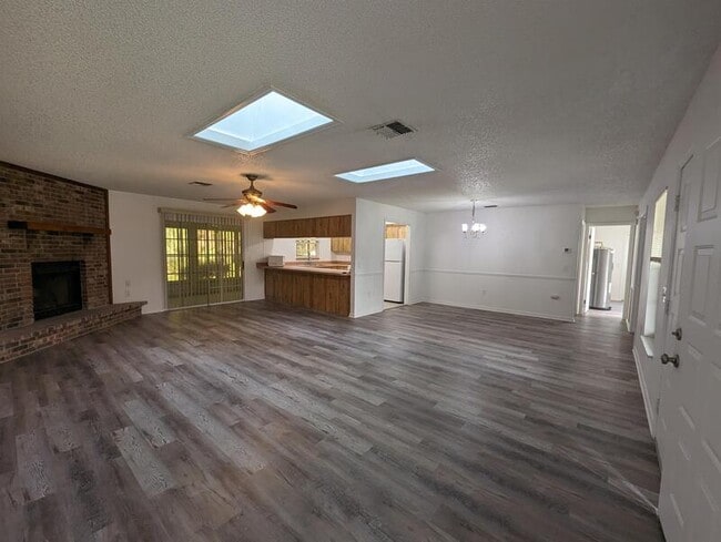 Building Photo - 240 SE 2nd Ave