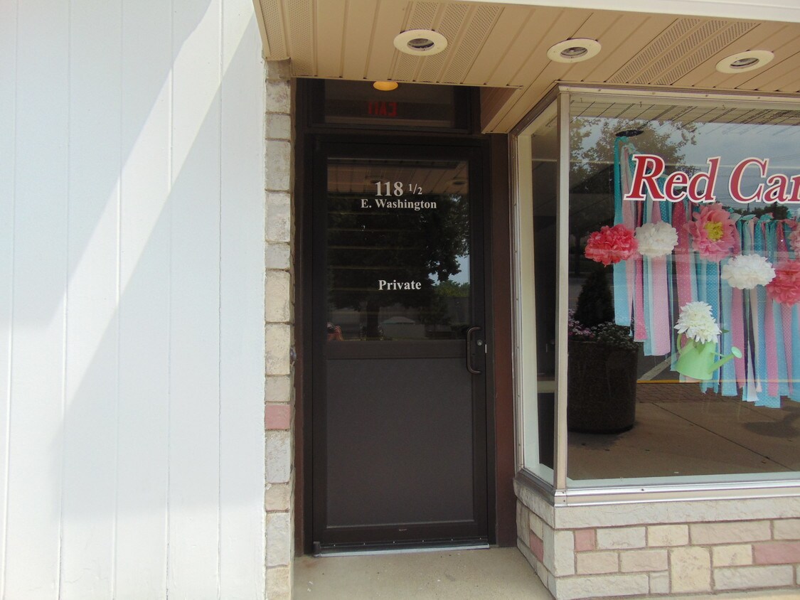 Front Entry - 118 E Washington St