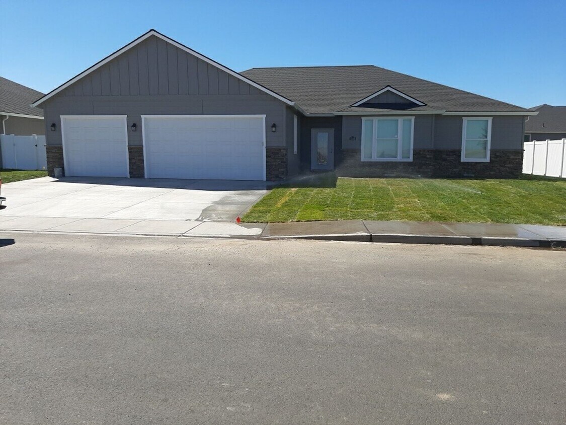Primary Photo - Newer 4 Bedroom Home in West Valley