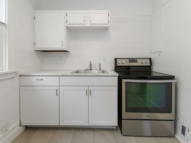 Building Photo - 2706 Crown Point Avenue