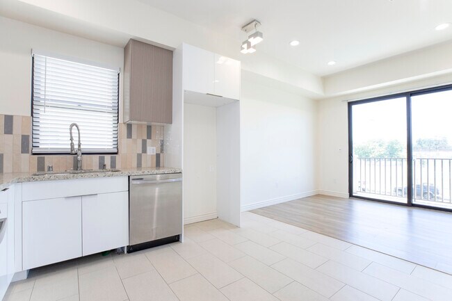 Foto del edificio - 6825 Whitsett Ave