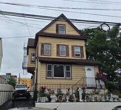 Building Photo - 14 S High St