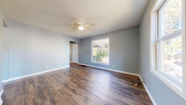 Foto del edificio - Cute Single story ranch with basement, 1 c...