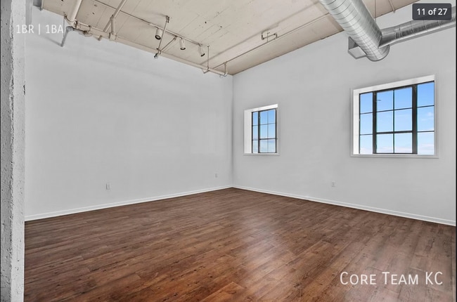 Foto del edificio - 320 W 7th St
