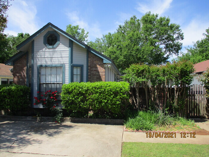 Foto principal - Three Bedroom Home in Pine Tree Estates