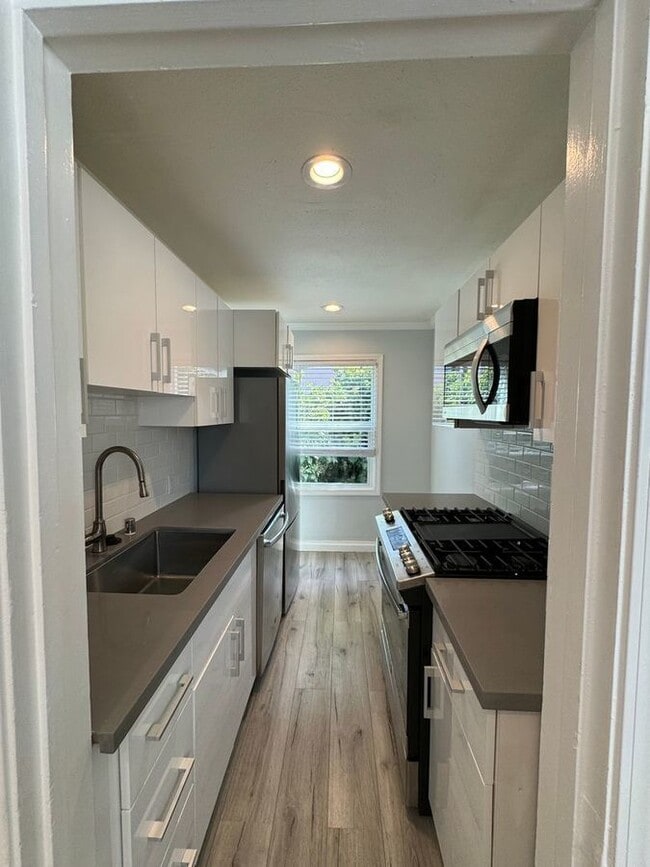 Building Photo - 1 Month Free! Remodeled & Sunny Studio wit...
