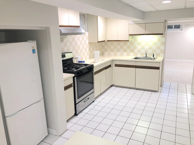 Kitchen - 338 Madison Ave