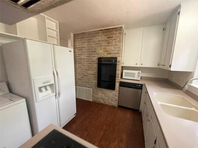 Foto del edificio - 5702 Fairlane Dr
