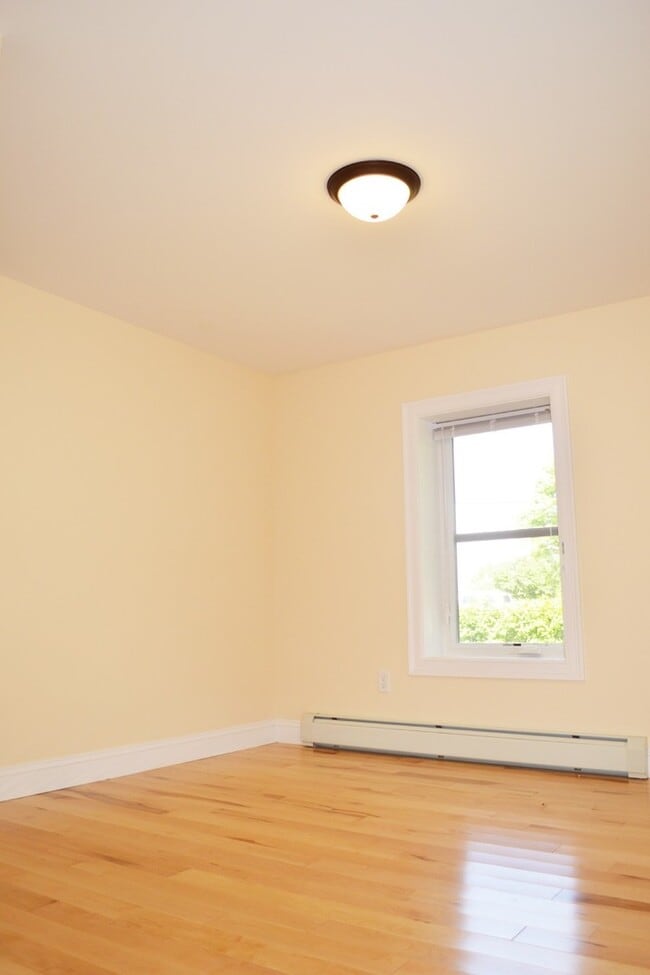 Building Photo - 260 Manhattan Dr