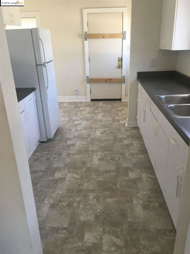 Building Photo - 231 W 11th St