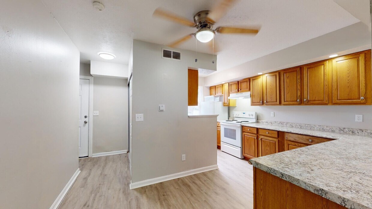 Foto principal - 3 Bedroom/1 bathroom renovated townhouse.