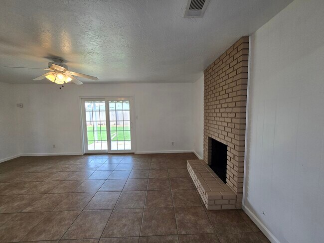 Sala de estar - 4577 N Lorna Ave