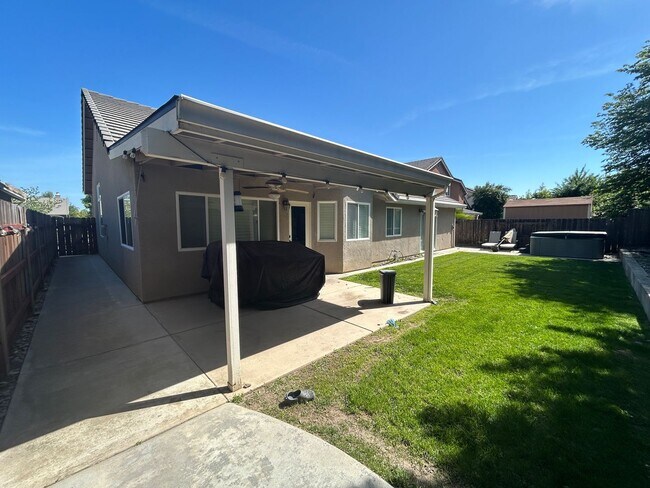 Foto del edificio - 2464 Oak Crest Dr