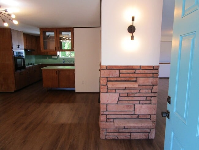 Building Photo - 3001 Oakes Ave