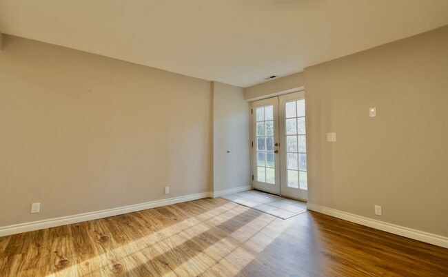 Building Photo - 2BR/2BA Downstairs Duplex with Parking and W/D