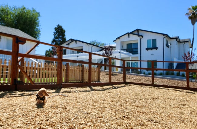 Building Photo - Emerald Court Apartments