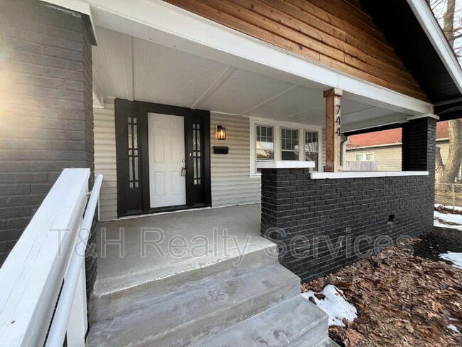 Building Photo - 744 Wallace Ave