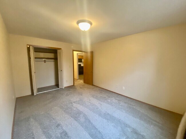 Foto del edificio - Ground Floor Large 1 Bedroom 1 Bath Available