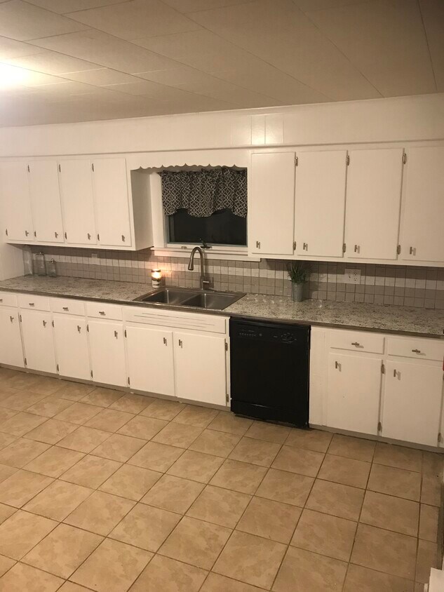 Foto principal - 325 E Main St