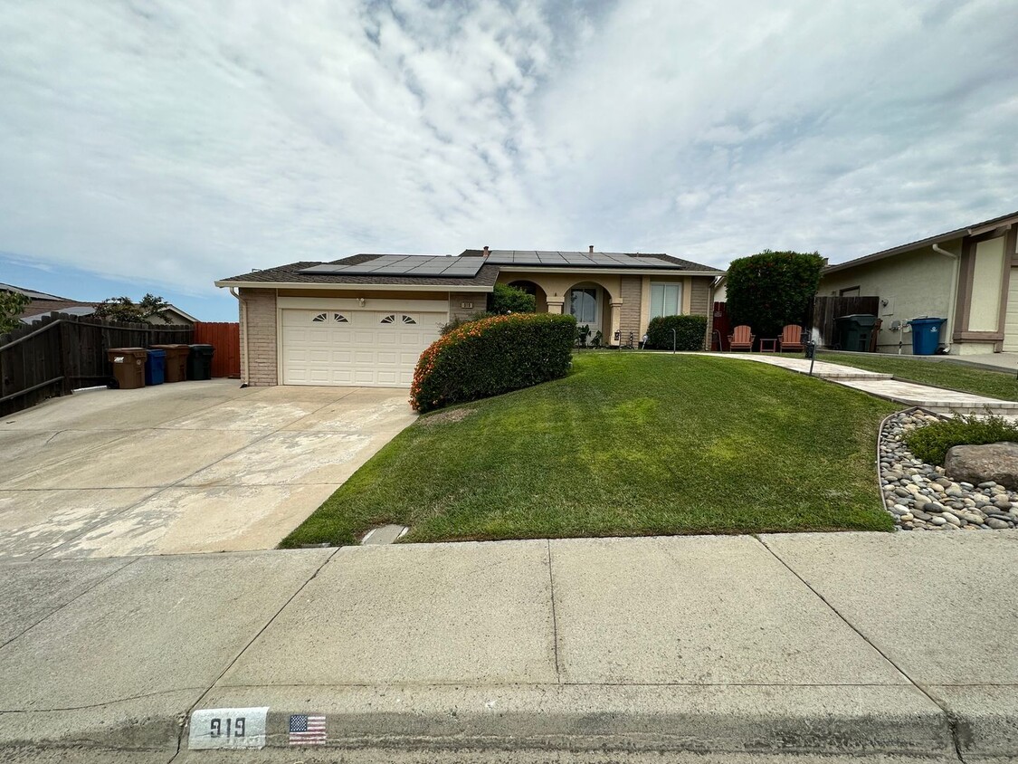 Primary Photo - Beautiful 3 bedroom 2 bath POOL and SOLAR ...