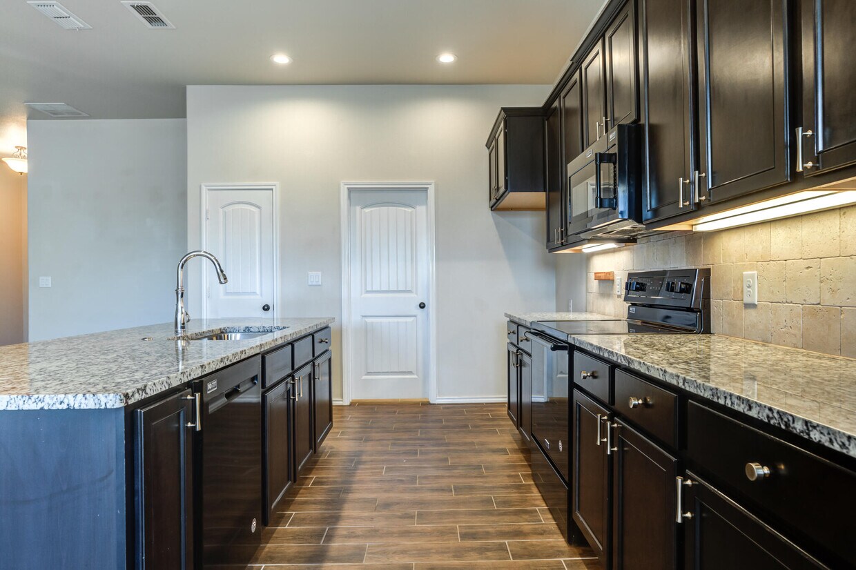 Foto principal - 13811 Uvalde Ave