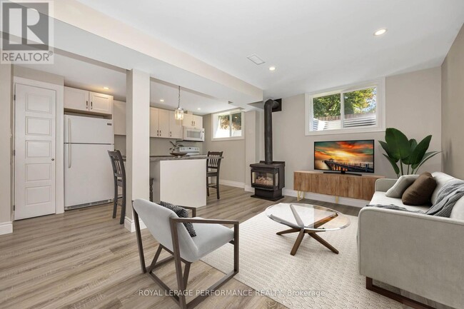 Building Photo - 336 Tulip Crescent