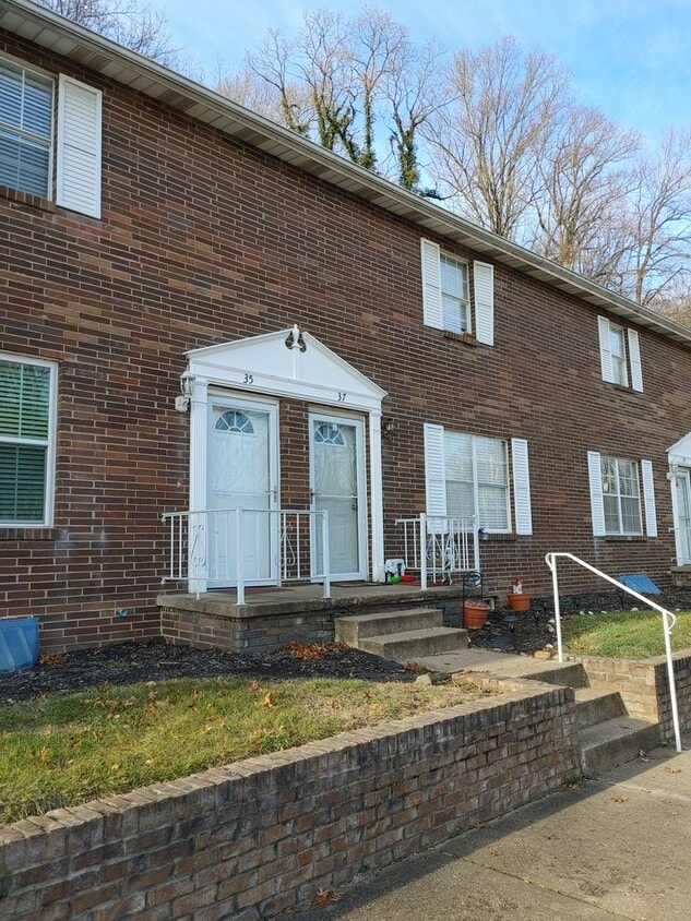 Primary Photo - COZY TOWNHOME IN WILLOW TERRACE