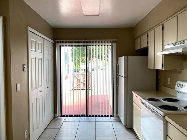 Foto del edificio - 755 Golden Sunshine Cir