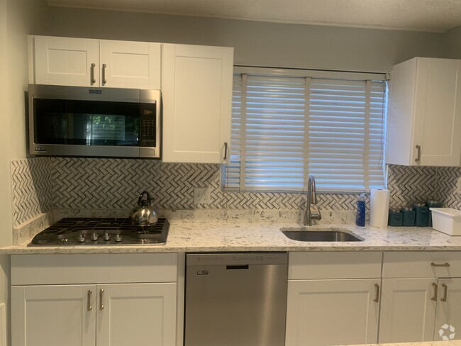 Kitchen - 2803 Keating St