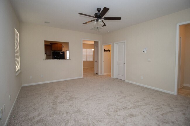 Foto del edificio - Spacious 3 Bedroom, 2.5 Bathroom Townhome ...
