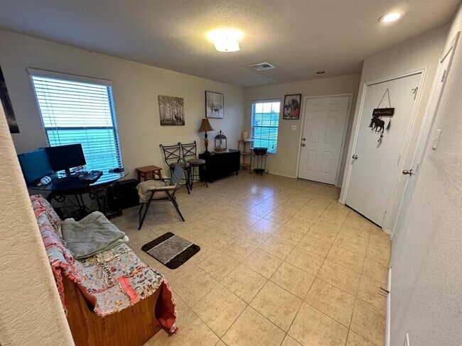 Foto del edificio - 1518 Perennial Ln