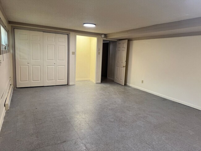 Foto del edificio - Spacious 1 Bedroom Apartment - Will keep you cool this summer!