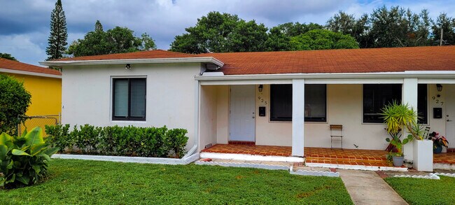 Foto del edificio - 925 NE 122nd St