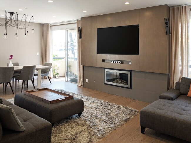 Living - 825 S Shenandoah St
