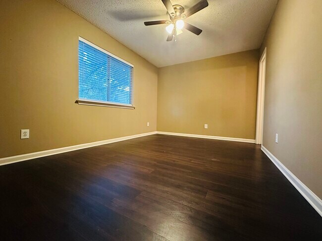 Foto del edificio - 1815 Gracy Farms Ln