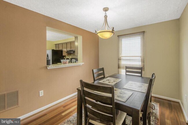 Building Photo - 6121 Cedar Wood Dr