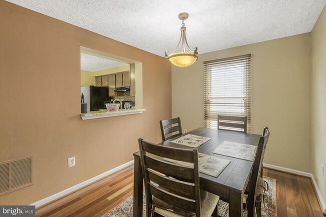 Foto del edificio - 6121 Cedar Wood Dr